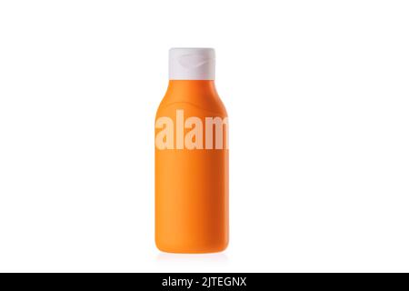 Sonnencreme-Lotion in oranger Flasche isoliert auf weißem Hintergrund. Sonnencreme Milch Körperpflege, Hautpflege. Stockfoto