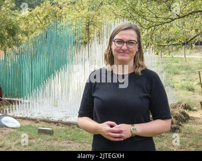 Antwerpen, Belgien, 30. August 2022. Die Direktorin des Middelheim Museums Sara Weyns posiert für den Fotografen während der Präsentation des Renovierungsprojekts des Middelheim Museums, in Antwerpen, Dienstag, 30. August 2022. BELGA FOTO TIJS VANDERSTAPPEN Stockfoto