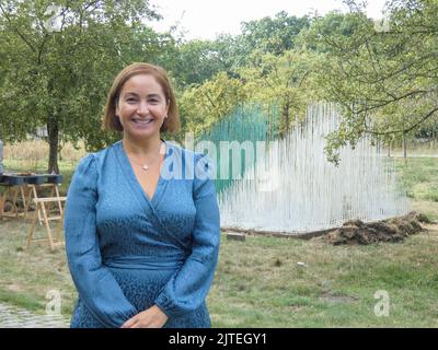 Antwerpen, Belgien, 30. August 2022. Die Antwerpener Ratsfrau Nabilla Ait Daoud posiert für die Fotografin während der Präsentation des Renovierungsprojekts des Middelheim Museums, in Antwerpen, Dienstag, 30. August 2022. BELGA FOTO TIJS VANDERSTAPPEN Stockfoto