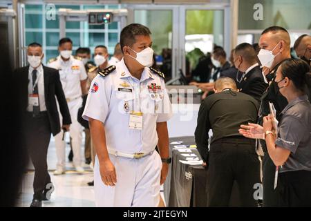 Bangkok, Thailand. 29. August 2022. Hochrangige Beamte aus Verteidigungsministerien und -Abteilungen, der Armee, der Marine und der Luftwaffe verschiedener Länder, darunter andere professionelle Vertreter der Verteidigungsindustrie, Polizeichefs, Küstenwache und private Sicherheitsfirmen, die an der Eröffnungszeremonie und dem Besuch der Ausstellung internationaler Waffen und militärischer Ausrüstung im Challenger 1-2-Gebäude teilnehmen, Impact Exhibition and Convention Center, Muang Thong Thani. (Foto: Adirach Toumlamoon/Pacific Press) Quelle: Pacific Press Media Production Corp./Alamy Live News Stockfoto