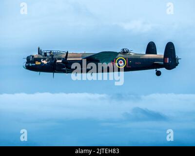 Avro Lancaster PA474 schwerer Bomber der Battle of Britain Memorial Flight auf der Eastbourne Airshow Stockfoto