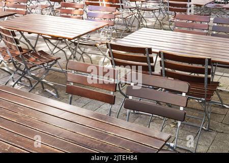 Leere Tische und Stühle in einem Restaurant im Freien Stockfoto