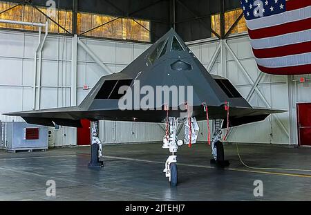 F-117 Nighthawk-Stelattenbomber in Aufhängevorrichtung auf dem Militärflugstützpunkt in Gunsan, Südkorea. Stockfoto