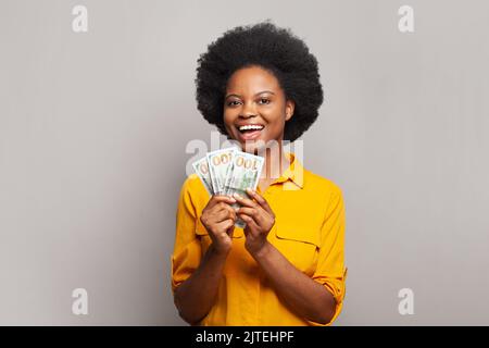 Glückliche schwarze Geschäftsfrau mit Spaß halten American Dolar Geld auf weiß, Erfolg im Geschäftskonzept Stockfoto