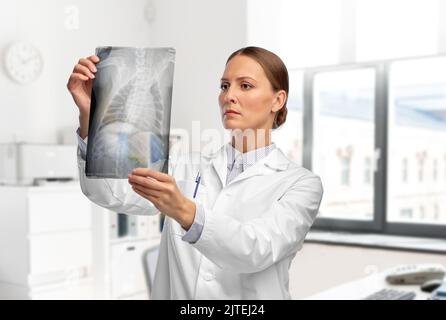 Tierarzt mit Röntgenaufnahme des Tieres in der Tierarztklinik Stockfoto