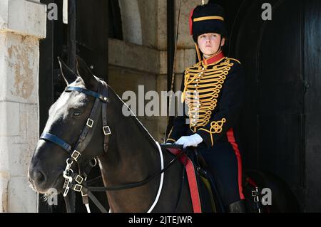 Weibliche Pferdemarde, Die Königstruppe Der Königlichen Artillerie, Die Parade Der Pferdemarke, Whitehall, London. VEREINIGTES KÖNIGREICH Stockfoto