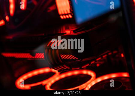 Eine Grafikkarte mit futuristischem Design. Leistungsstarke Gaming-Grafikkarte für Videospiele und Kryptowährungen-Mining. Dunkler Schlüssel, Draufsicht - GPU in einem Gamin Stockfoto
