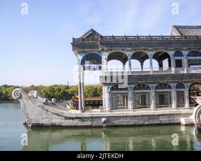 Das Marble Boat, auch bekannt als das Boot der Reinheit und Leichtigkeit, ist ein Pavillon am See auf dem Gelände des Sommerpalastes in Peking, China. Stockfoto