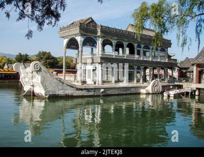 Das Marble Boat, auch bekannt als das Boot der Reinheit und Leichtigkeit, ist ein Pavillon am See auf dem Gelände des Sommerpalastes in Peking, China. Stockfoto