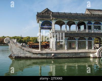 Das Marble Boat, auch bekannt als das Boot der Reinheit und Leichtigkeit, ist ein Pavillon am See auf dem Gelände des Sommerpalastes in Peking, China. Stockfoto