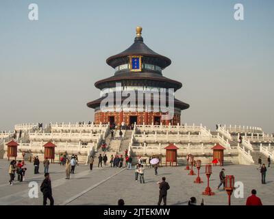 Der Himmelstempel befindet sich südlich der Verbotenen Stadt in Peking, China. Der Himmelstempel ist für seine strenge symbolische Anordnung bekannt Stockfoto