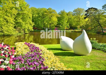 Lisse, Niederlande - 02. Mai 2022: Frühlingsblumen Tulpengärten Keukenhof, Niederlande. Tulpenbirnen sind am Teich im Garten zu sehen Stockfoto