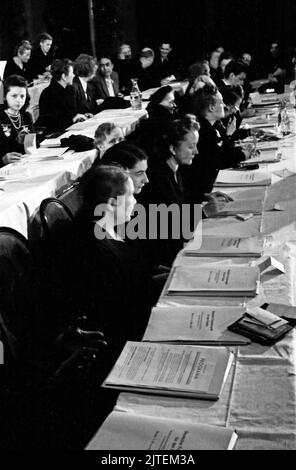 Das Präsidium bei der Gründung demokratischer Frauenbund Deutschlands während des Gründungskongresses im Admiralspalast in Ost-Berlin, Deutschland 1947. Stockfoto