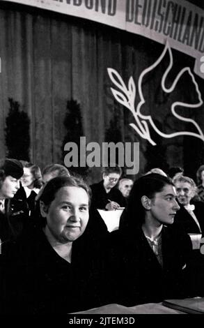 Das Präsidium bei der Gründung demokratischer Frauenbund Deutschlands während des Gründungskongresses im Admiralspalast in Ost-Berlin, Deutschland 1947. Stockfoto