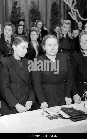 Das Präsidium bei der Gründung demokratischer Frauenbund Deutschlands während des Gründungskongresses im Admiralspalast in Ost-Berlin, Deutschland 1947. Stockfoto