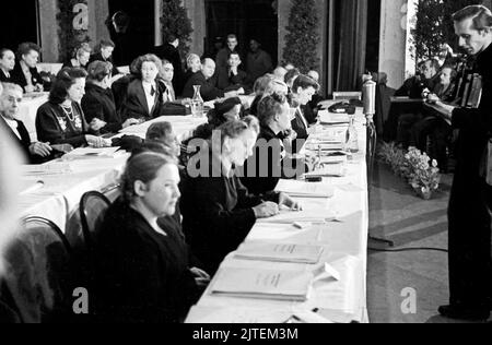 Das Präsidium bei der Gründung demokratischer Frauenbund Deutschlands während des Gründungskongresses im Admiralspalast in Ost-Berlin, Deutschland 1947. Stockfoto