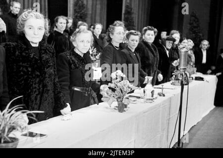 Das Präsidium bei der Gründung demokratischer Frauenbund Deutschlands während des Gründungskongresses im Admiralspalast in Ost-Berlin, Deutschland 1947. Stockfoto