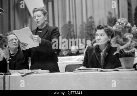 Das Präsidium bei der Gründung demokratischer Frauenbund Deutschlands während des Gründungskongresses im Admiralspalast in Ost-Berlin, Deutschland 1947. Stockfoto