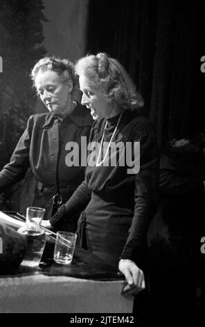 Das Präsidium bei der Gründung demokratischer Frauenbund Deutschlands während des Gründungskongresses im Admiralspalast in Ost-Berlin, Deutschland 1947. Stockfoto