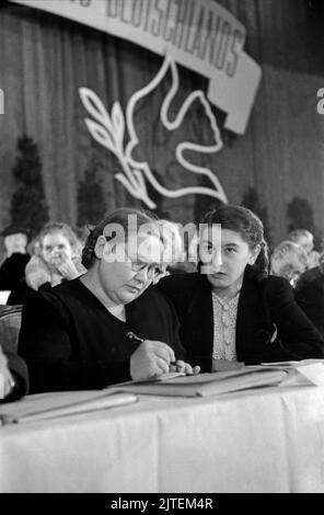 Das Präsidium bei der Gründung demokratischer Frauenbund Deutschlands während des Gründungskongresses im Admiralspalast in Ost-Berlin, Deutschland 1947. Stockfoto