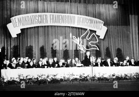 Das Präsidium bei der Gründung demokratischer Frauenbund Deutschlands während des Gründungskongresses im Admiralspalast in Ost-Berlin, Deutschland 1947. Stockfoto