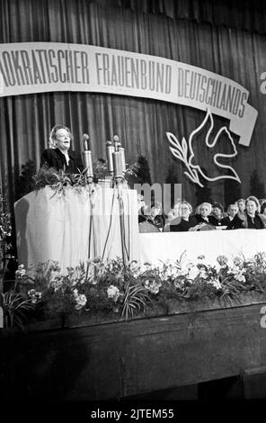 Das Präsidium bei der Gründung demokratischer Frauenbund Deutschlands während des Gründungskongresses im Admiralspalast in Ost-Berlin, Deutschland 1947. Stockfoto