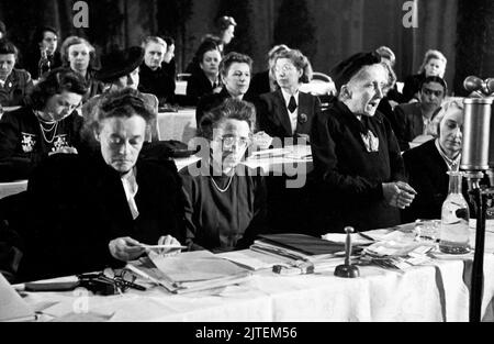 Das Präsidium bei der Gründung demokratischer Frauenbund Deutschlands während des Gründungskongresses im Admiralspalast in Ost-Berlin, Deutschland 1947. Stockfoto