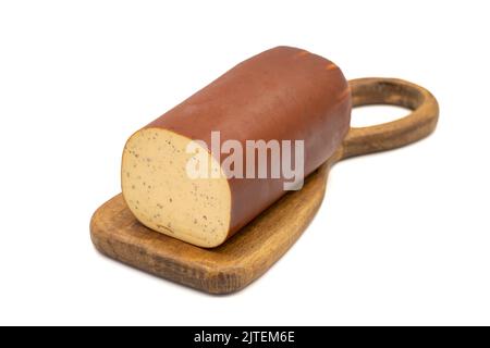 Schwarzer Pfeffer Geräucherter Käse. Holländischer geräucherter Käse isoliert auf weißem Hintergrund. Nahaufnahme Stockfoto