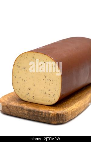 Schwarzer Pfeffer Geräucherter Käse. Holländischer geräucherter Käse isoliert auf weißem Hintergrund. Nahaufnahme Stockfoto