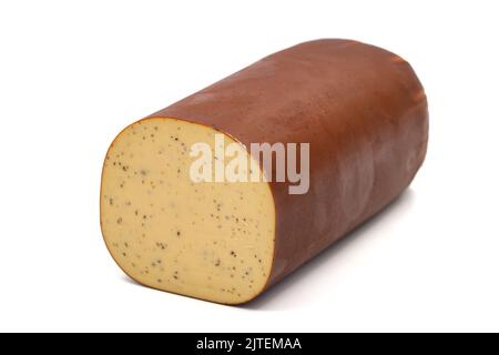 Schwarzer Pfeffer Geräucherter Käse. Holländischer geräucherter Käse isoliert auf weißem Hintergrund. Nahaufnahme Stockfoto