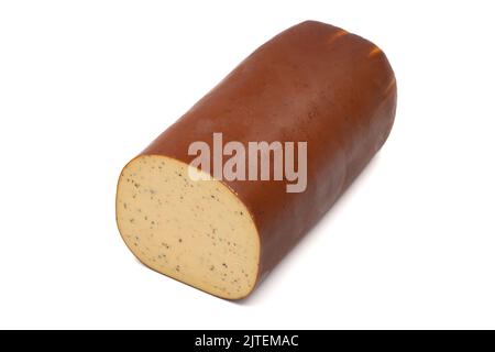 Schwarzer Pfeffer Geräucherter Käse. Holländischer geräucherter Käse isoliert auf weißem Hintergrund. Nahaufnahme Stockfoto