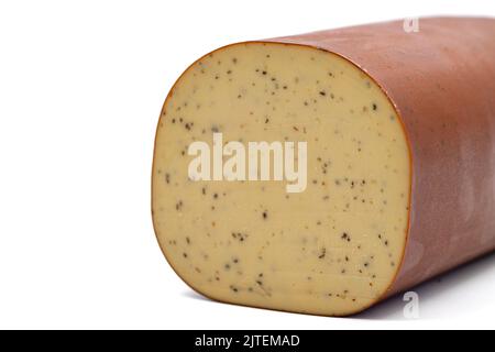 Schwarzer Pfeffer Geräucherter Käse. Holländischer geräucherter Käse isoliert auf weißem Hintergrund. Nahaufnahme Stockfoto