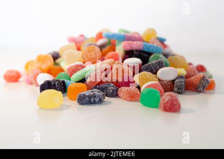 Eine Auswahl an farbenfrohen Gelee-Süßigkeiten. Stockfoto