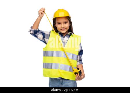 Kleines Mädchen im Bauhelm mit Lineal Stockfoto