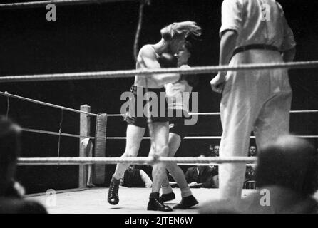 Boxen im Palast - Boxer Herbert Nürnberg liegt im Palast den Gegner Willi Hollenländer, Berlin, Deutschland 1947. Stockfoto