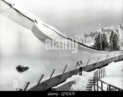 Original-Bildunterschrift: Olympische Winterspiele 1976 - die Olympische Bob- und Rodelbahn in Innsbruck, Österreich 1976. Stockfoto