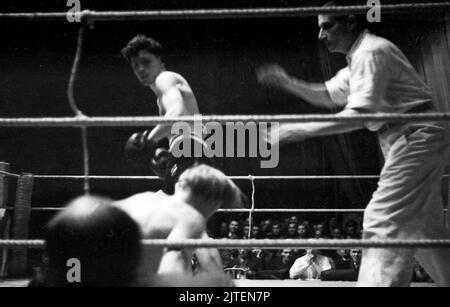 Boxen im Palast - Boxer Herbert Nürnberg liegt im Palast den Gegner Willi Hollenländer, Berlin, Deutschland 1947. Stockfoto