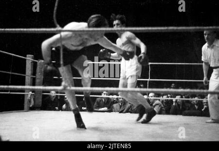 Boxen im Palast - Boxer Herbert Nürnberg liegt im Palast den Gegner Willi Hollenländer, Berlin, Deutschland 1947. Stockfoto