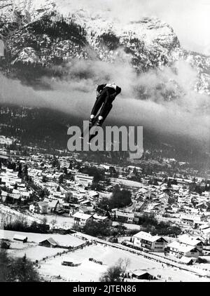 Original-Bildunterschrift: Internationales Neujahrs-Skispringen 1976, Eurovisionssendung von der großen Olympiaschanze in Garmisch-Partenkirchen, Deutschland 1976. Stockfoto