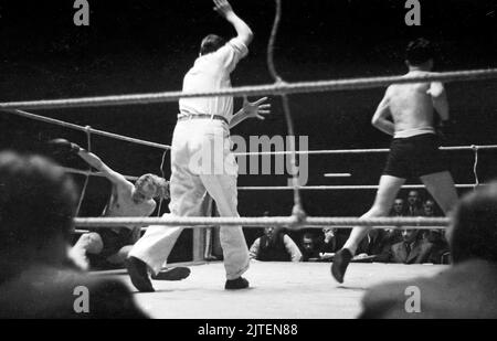 Boxen im Palast - Boxer Herbert Nürnberg liegt im Palast den Gegner Willi Hollenländer, Berlin, Deutschland 1947. Stockfoto