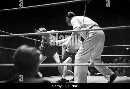 Boxen im Palast - Boxer Herbert Nürnberg liegt im Palast den Gegner Willi Hollenländer, Berlin, Deutschland 1947. Stockfoto