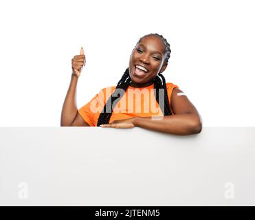 Geimpfte Frau mit Banner zeigt Daumen nach oben Stockfoto