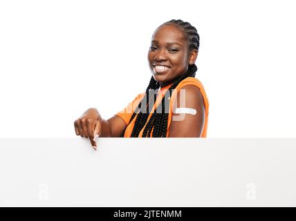 Glückliche geimpfte Frau mit weißem Banner Stockfoto