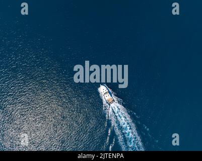 Luftaufnahme einer Motoryacht von oben Stockfoto