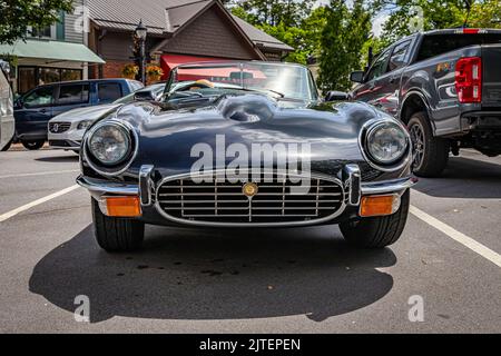 Highlands, NC - 11. Juni 2022: Low-Perspective-Frontansicht eines Jaguar E-Type V12 Roadsters aus dem Jahr 1975 auf einer lokalen Automobilmesse. Stockfoto