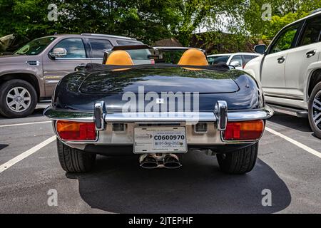 Highlands, NC - 11. Juni 2022: Rückansicht eines Jaguar E-Type V12 Roadsters aus dem Jahr 1975 auf einer lokalen Automobilmesse. Stockfoto