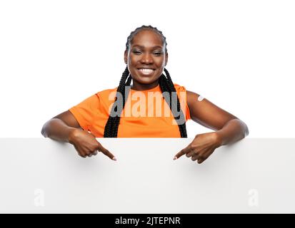 Glückliche geimpfte Frau mit weißem Banner Stockfoto