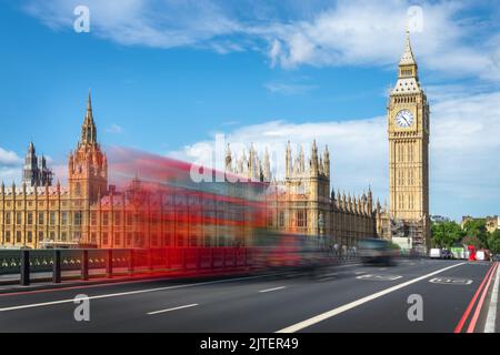 Roter Doppeldeckerbus mit Bewegungsunschärfe auf der Westminster-Brücke, Big Ben im Hintergrund, in London, Großbritannien Stockfoto