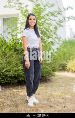 Köln, Deutschland. 30. August 2022. Clarissa Correa da Silva vom neuen 'Wissen macht Ah!' Moderations-Duo, steht vor einem Studio auf dem WDR-Gelände in Bocklemünd. Am 26. September 2022 werden sie zum ersten Mal als Moderator-Duo auf KiKA zu sehen sein. Quelle: Rolf Vennenbernd/dpa/Alamy Live News Stockfoto