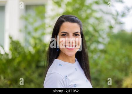 Köln, Deutschland. 30. August 2022. Clarissa Correa da Silva vom neuen 'Wissen macht Ah!' Moderations-Duo, steht vor einem Studio auf dem WDR-Gelände in Bocklemünd. Am 26. September 2022 werden sie zum ersten Mal als Moderator-Duo auf KiKA zu sehen sein. Quelle: Rolf Vennenbernd/dpa/Alamy Live News Stockfoto